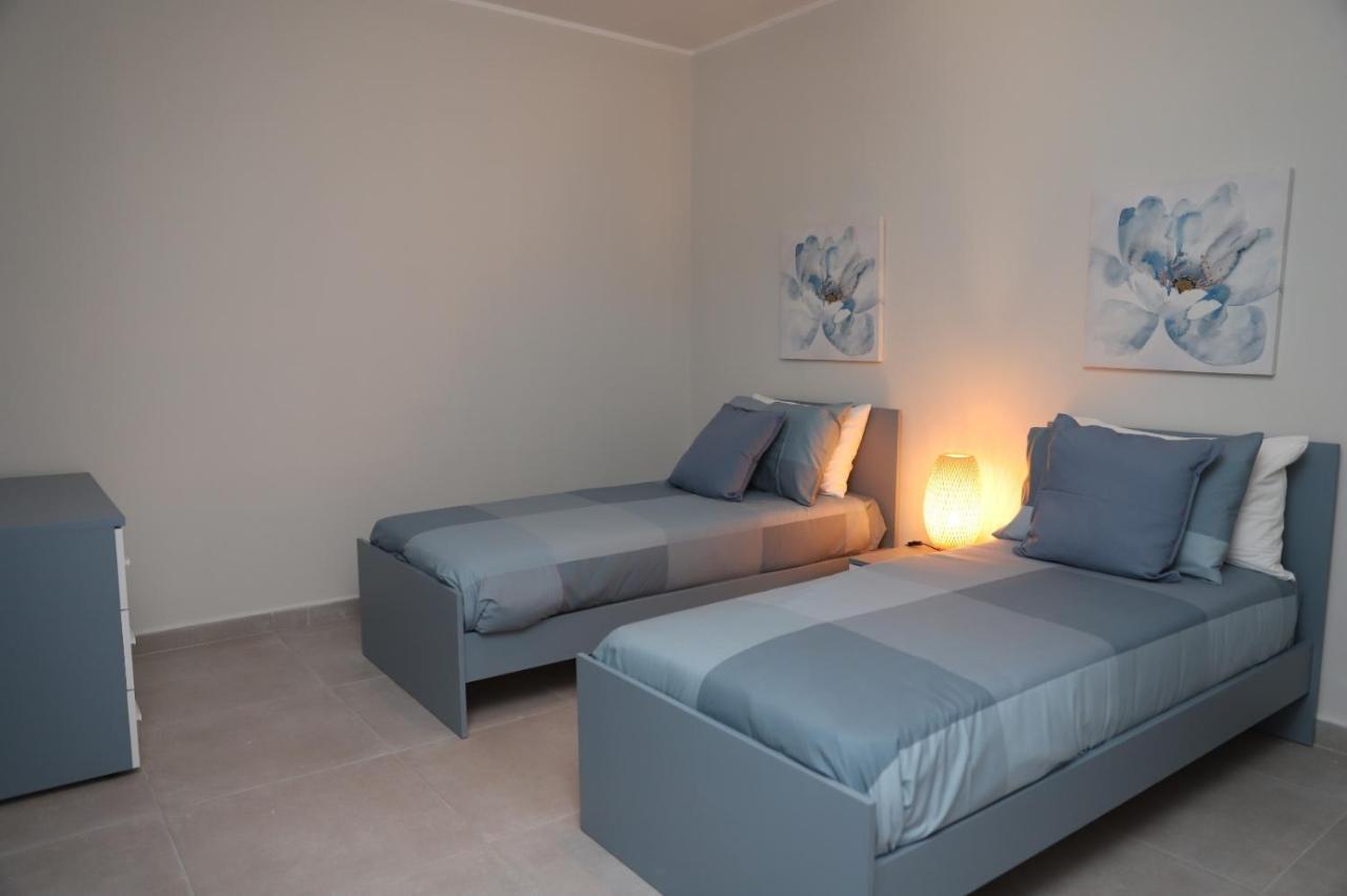Lovely Holiday Home Next To Bus Terminus Сейнт Полс Бей Екстериор снимка
