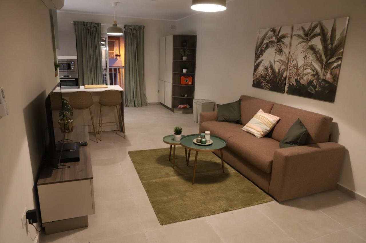 Lovely Holiday Home Next To Bus Terminus Сейнт Полс Бей Екстериор снимка
