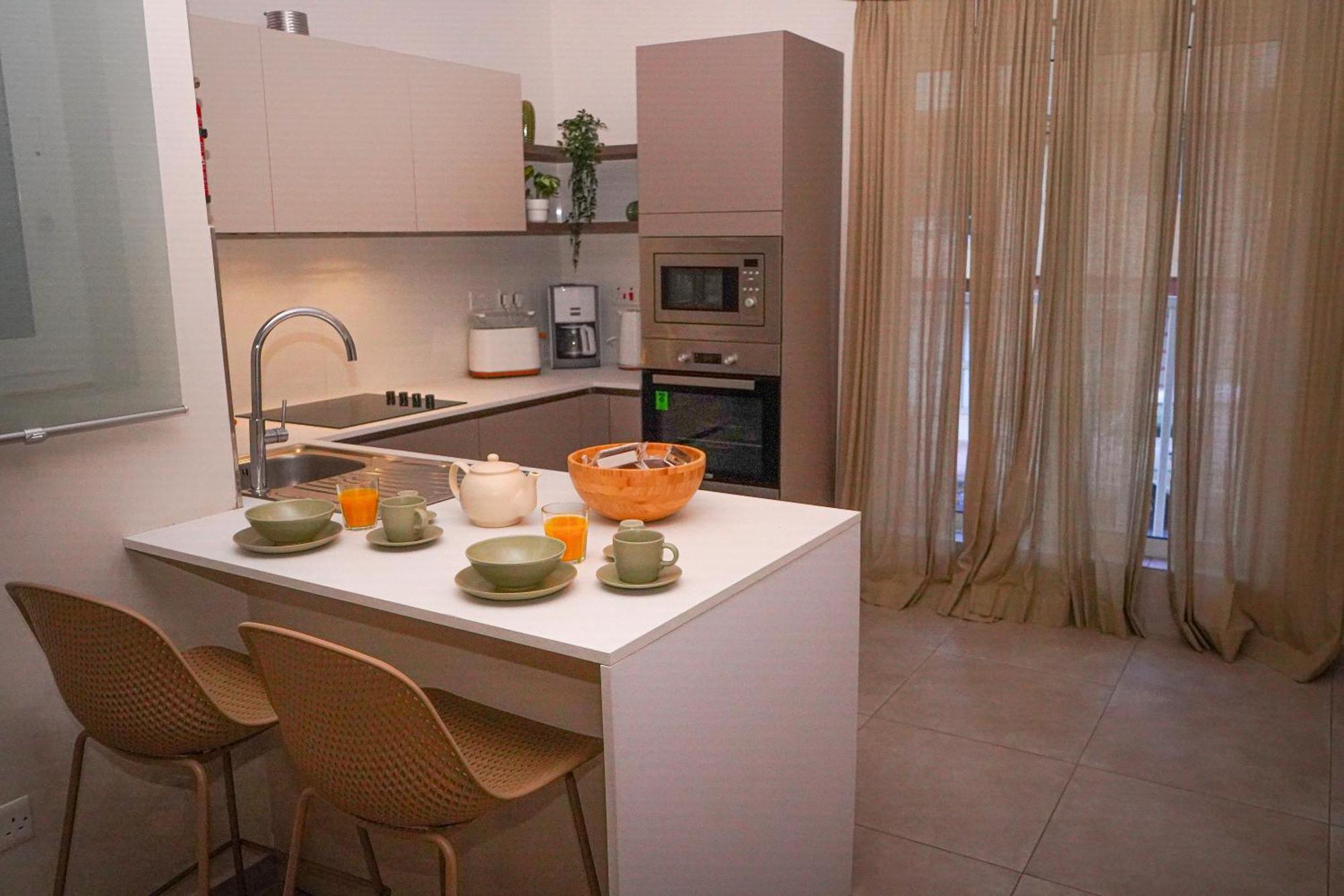 Lovely Holiday Home Next To Bus Terminus Сейнт Полс Бей Екстериор снимка