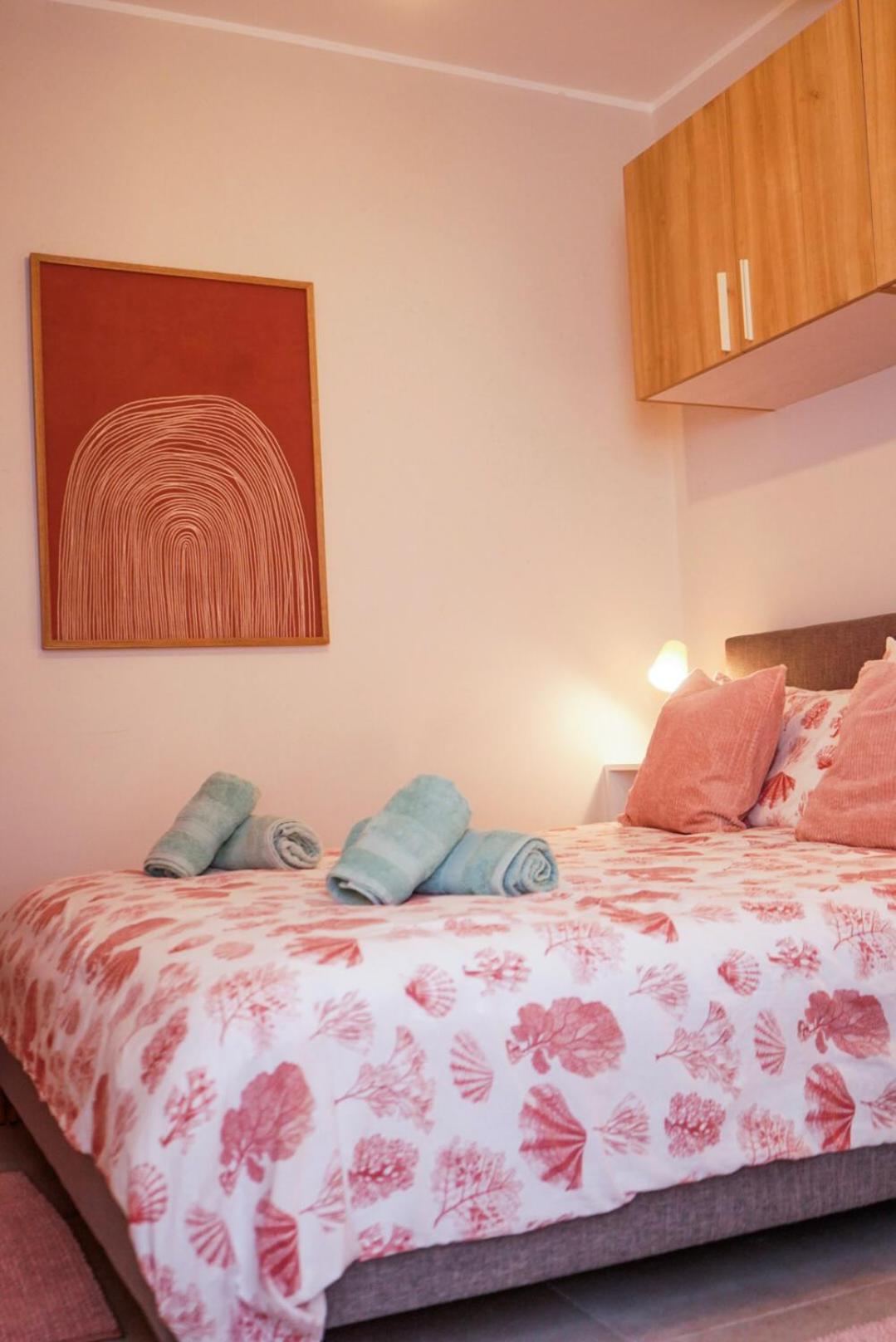 Lovely Holiday Home Next To Bus Terminus Сейнт Полс Бей Екстериор снимка