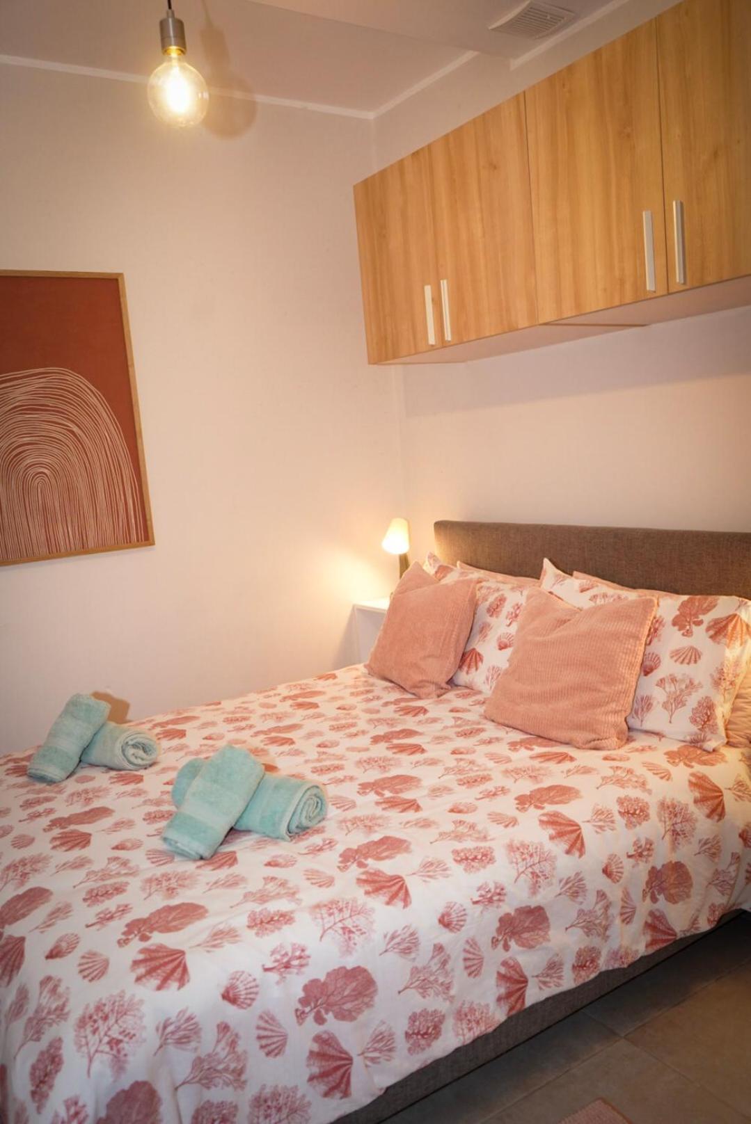 Lovely Holiday Home Next To Bus Terminus Сейнт Полс Бей Екстериор снимка